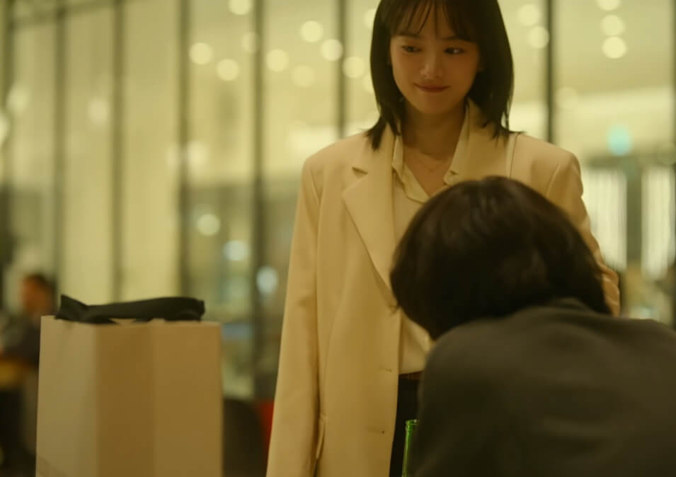 신발선물을 테이블에 올려놓는 다해