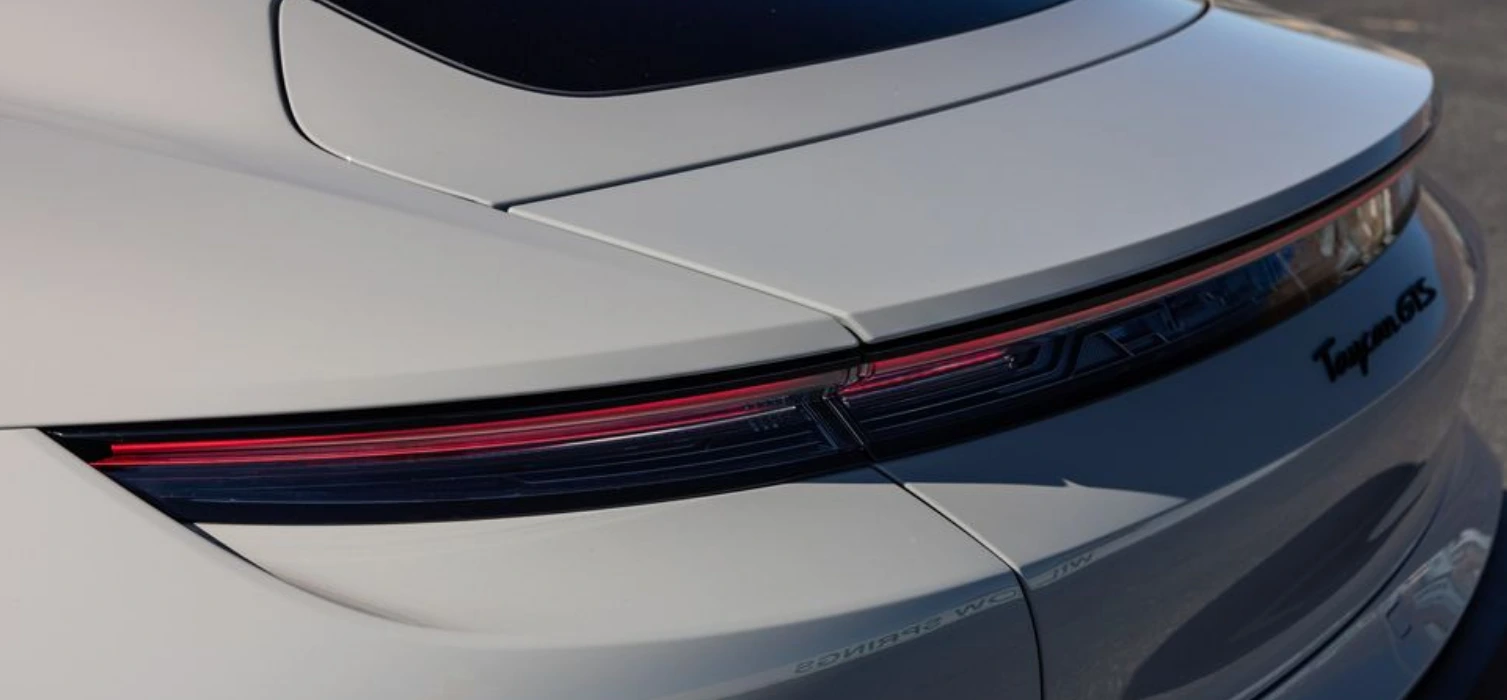 후방에-타이칸-GTS라는-로고가-선명하게-보이는-사진