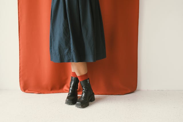 가을 색감: 블랙 스커트, 레드 삭스, 블랙 슈즈와 레드-베이지 배경