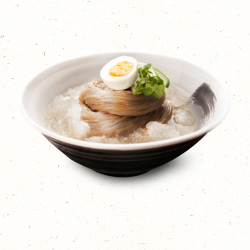 동치미 무와 국물이 어우러진 시원한 냉면