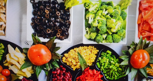 갖은-야채와-곡물이-그릇에-담겨있는-모습