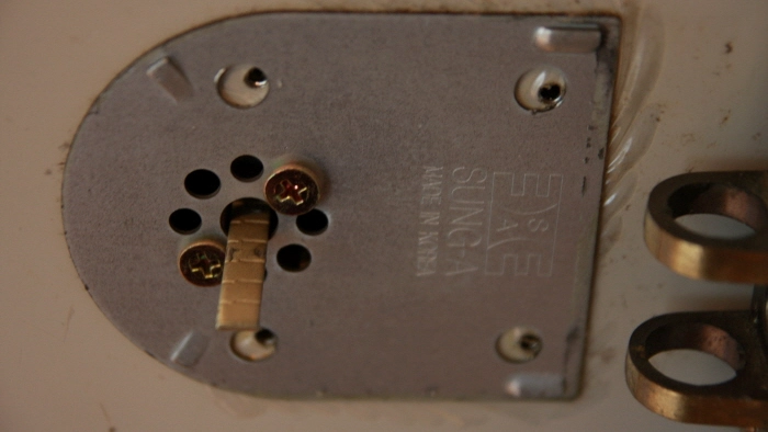 현관문 보조키 고정 볼트 위치