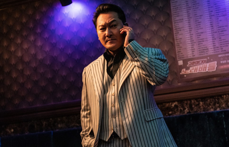 영화 브로큰 대경 한 실장으로부터 전화를 받는 창모