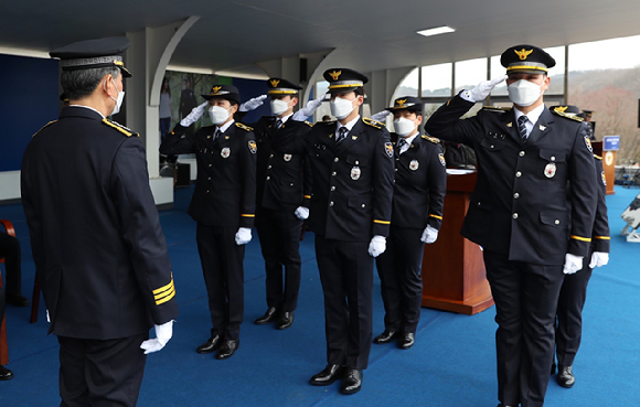 지난해 2월 16일 충북 충주시 중앙경찰학교 대운동장에서 열린 중앙경찰학교 311기 졸업식에서 졸업생들이 경례하고 있다. [사진=뉴시스]