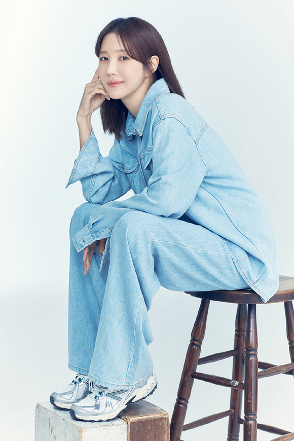 배우 이지아가 JTBC 수목드라마 &#39;끝내주는 해결사&#39; 종영 인터뷰에서 포즈를 취하고 있다. [사진=BH엔터테인먼트]