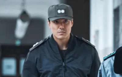 군복을 입고 서 있는 영화 서울의 봄에서 임학주를 연기하는 이재윤