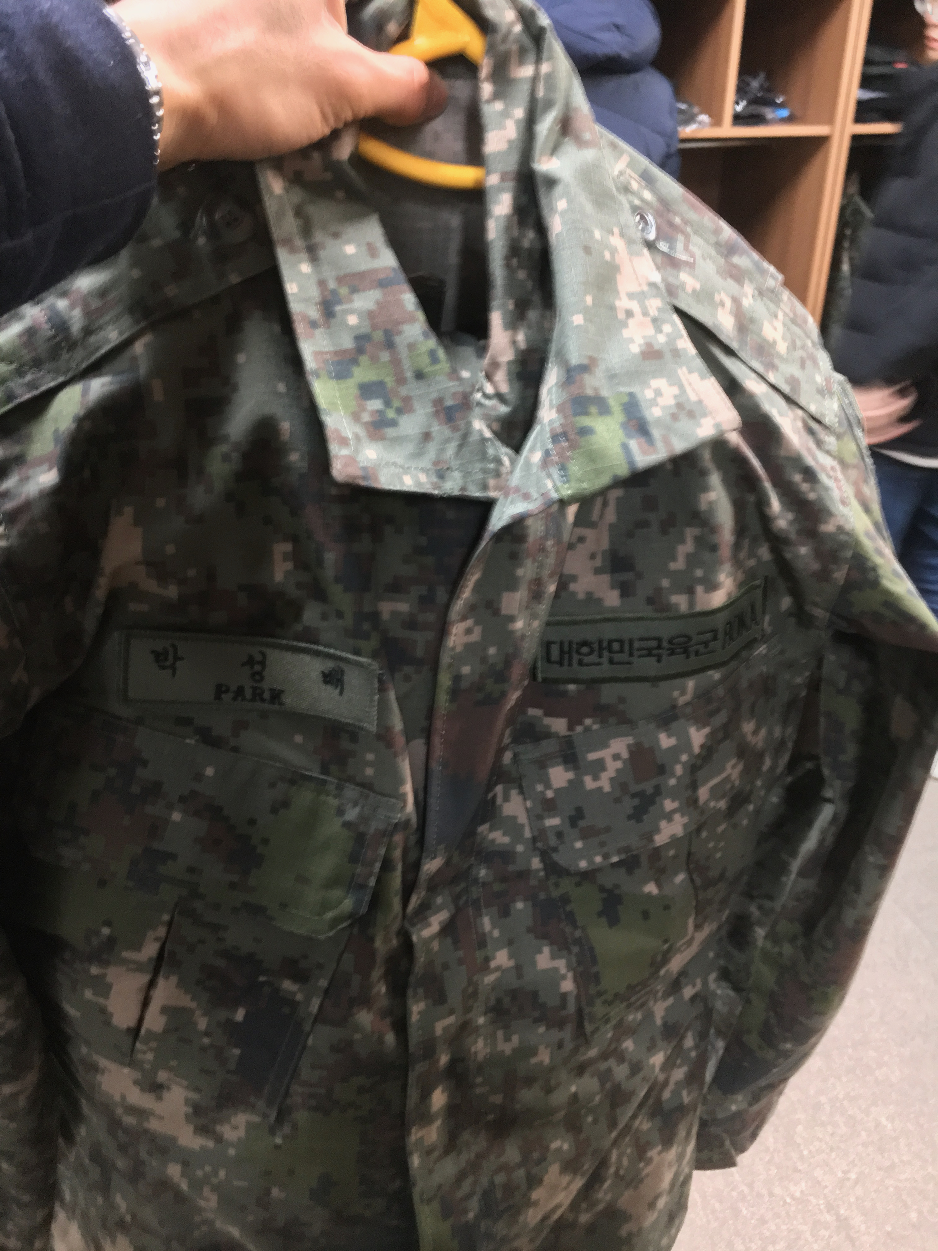 전투복에 명찰을 단 사진