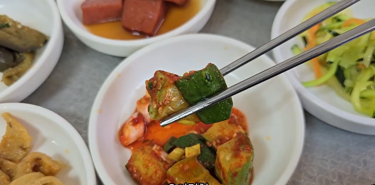젓가락으로 집은 오이지무침