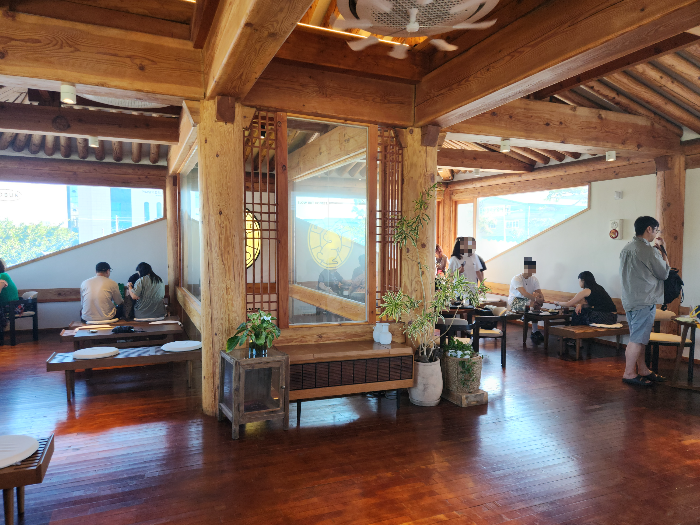 The hall on the second floor of the cafe has a quiet atmosphere.