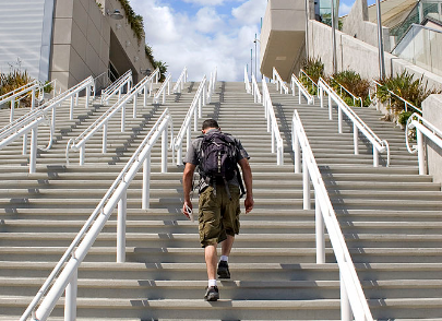 계단을 오르는 남성