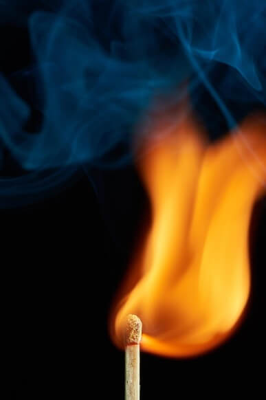 성냥에 불이 붙은 모습