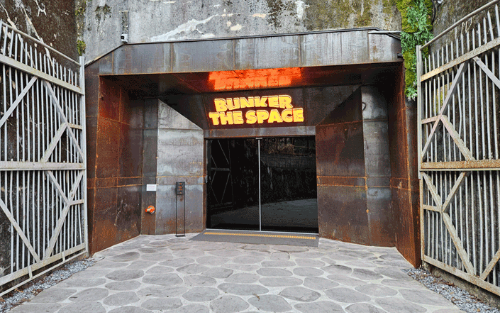 벙커 더 스페이스 들어가는 철문 입구 모습