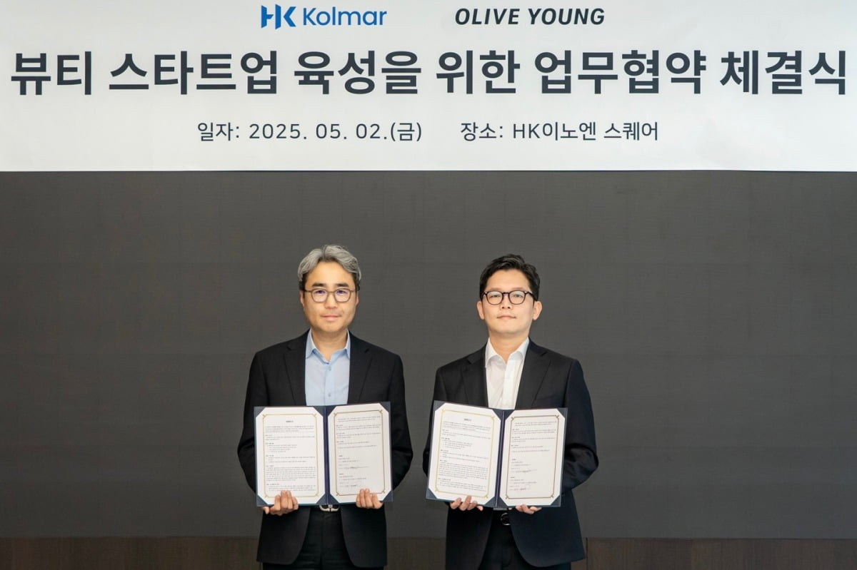 허현행 한국콜마 경영기획본부장(왼쪽)과 장지민 CJ올리브영 경영지원담당의 모습.