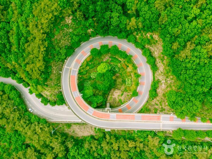 산중턱에 나선형 도로가 있다.