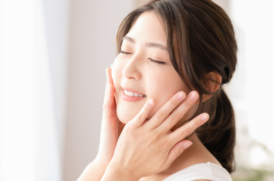 얼굴을 만지는 여성