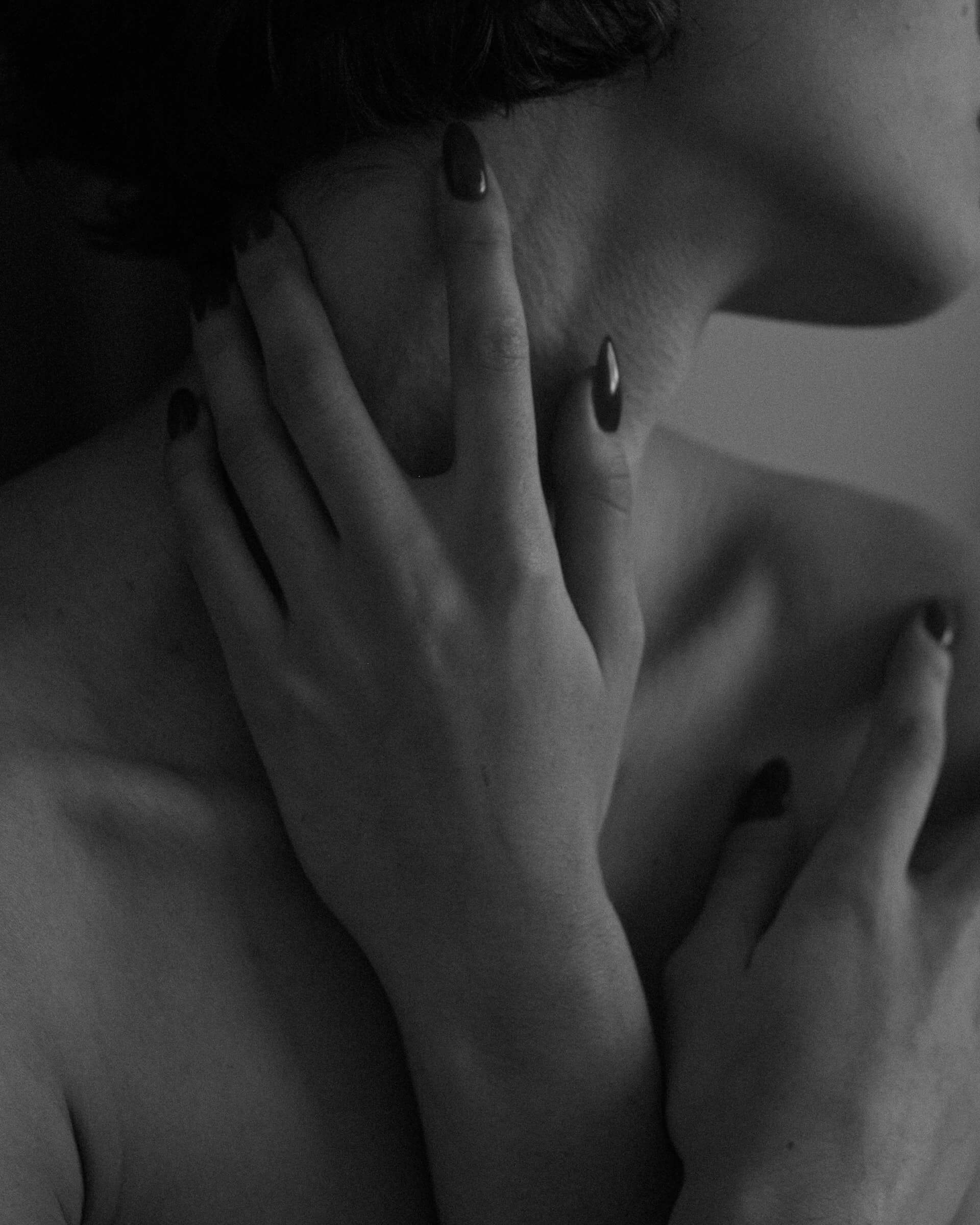 목을 만지고 있는