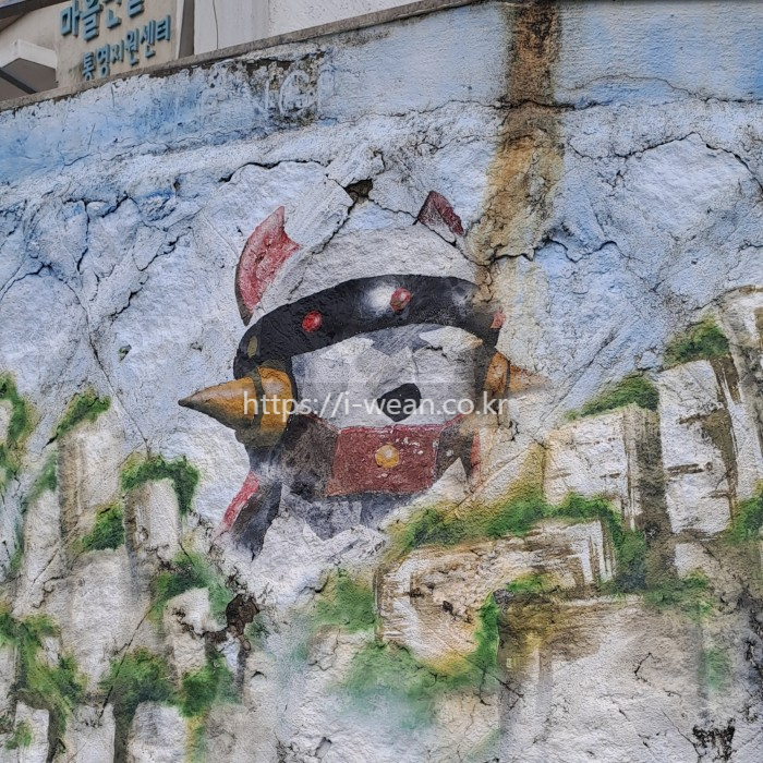 벽에 태권브이가 그려져 있습니다.