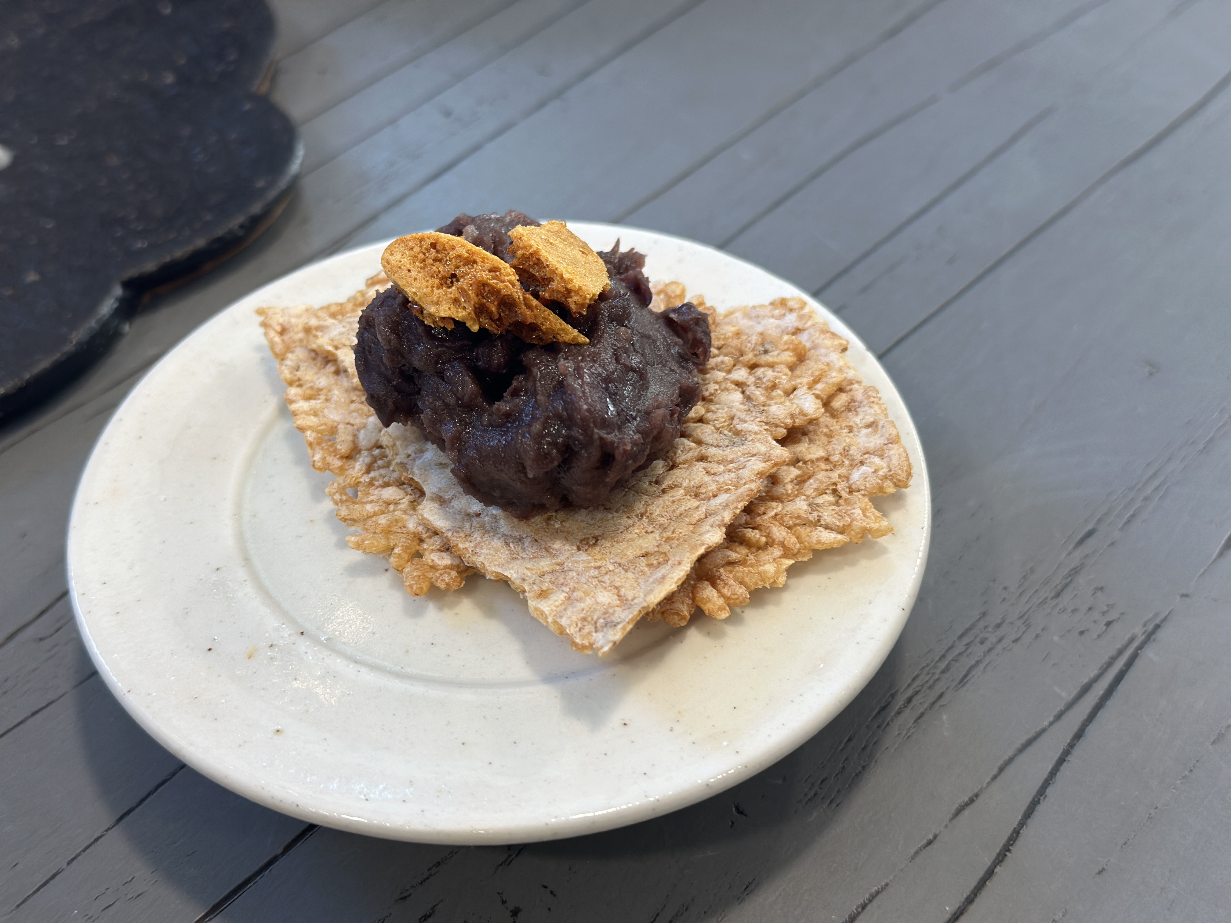 누릉지 위에 직접 끓인 팥과 달고나를 올려 내어온 디저트