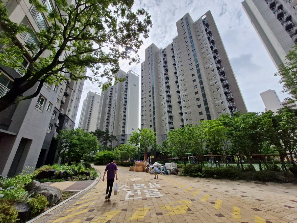 신축아파트가-길게-뻗어져-있는-모습