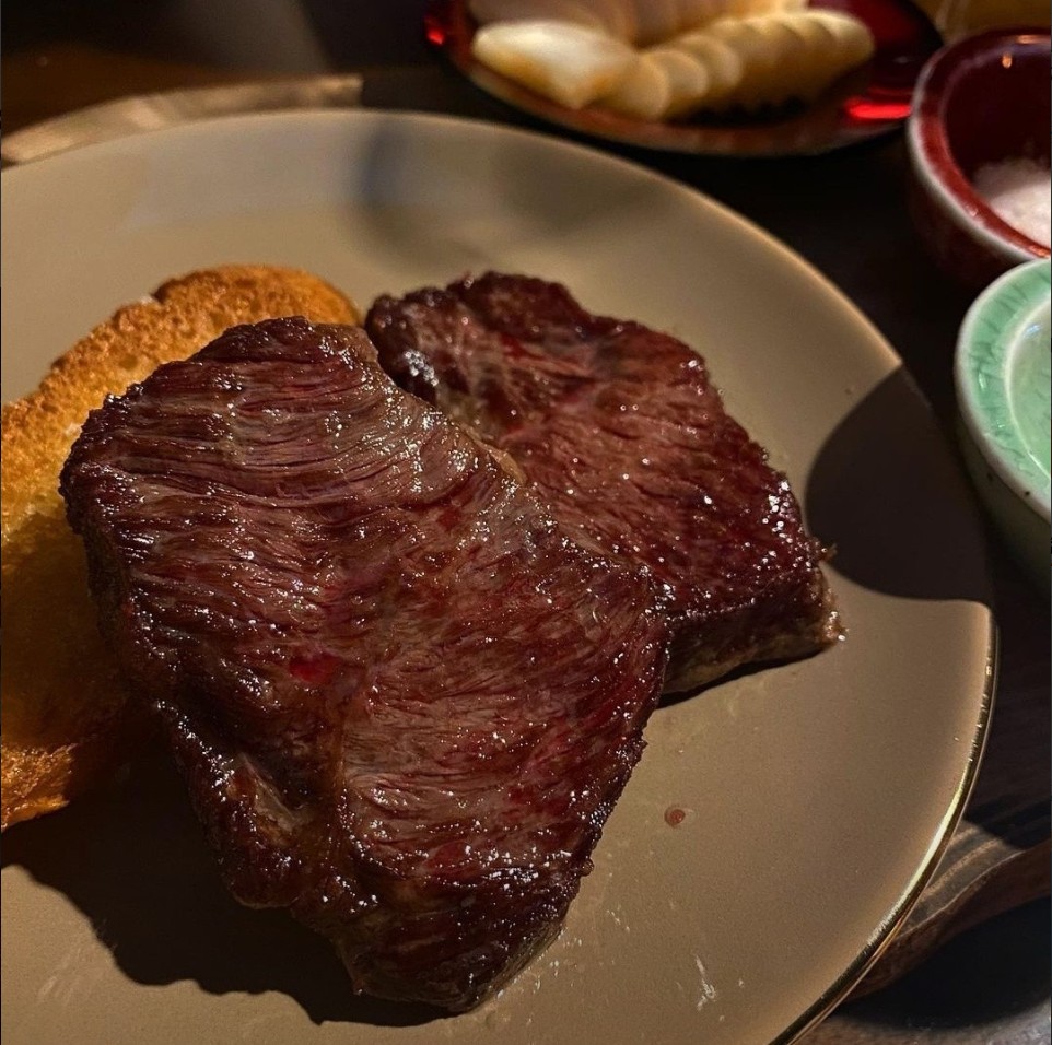 퍼포먼스 스테이크가 궁금하다면? 이태원 여인숙 방문 전 필독!