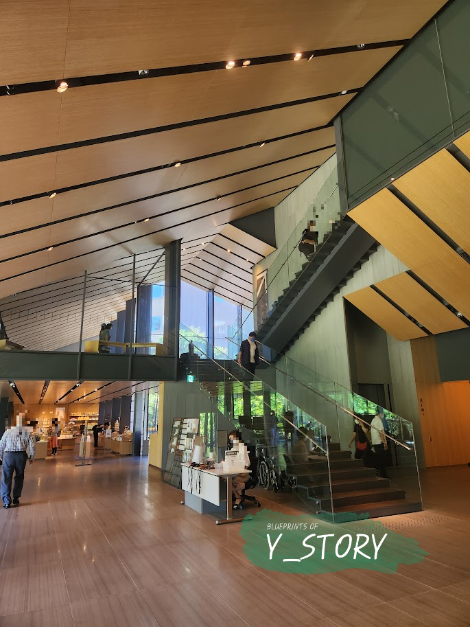 구마 겐고 건축가가 설계한 네즈 미술관의 내부 홀