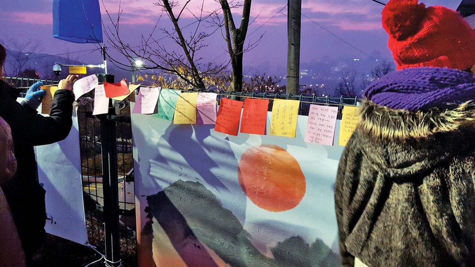 인왕산 성곽길에서 바라본 서울 도심 일출과 롯데타워