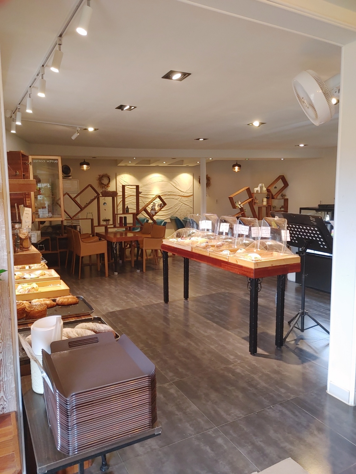 파우제앤숨 카페 1층 왼쪽편