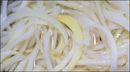 물에 담가 놓은 도라지