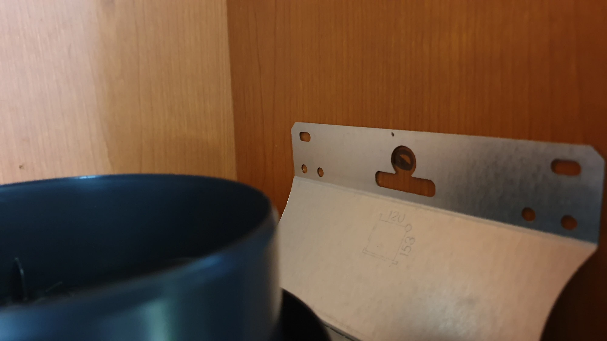 후드 고정 볼트 위치 표시 모습