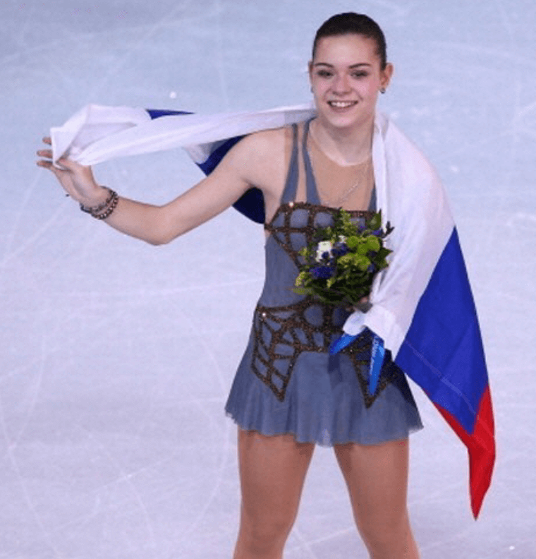 소트니코바 금메달 받고 기뻐하는 장면