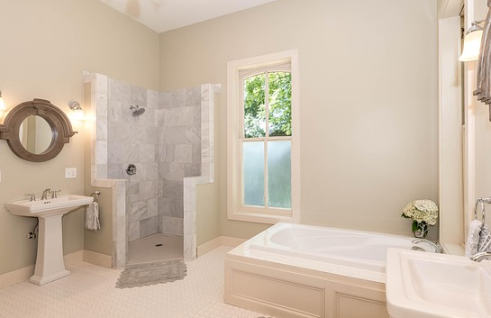 욕실 배수구 주변에 환경균이 유지되는 환경 조건