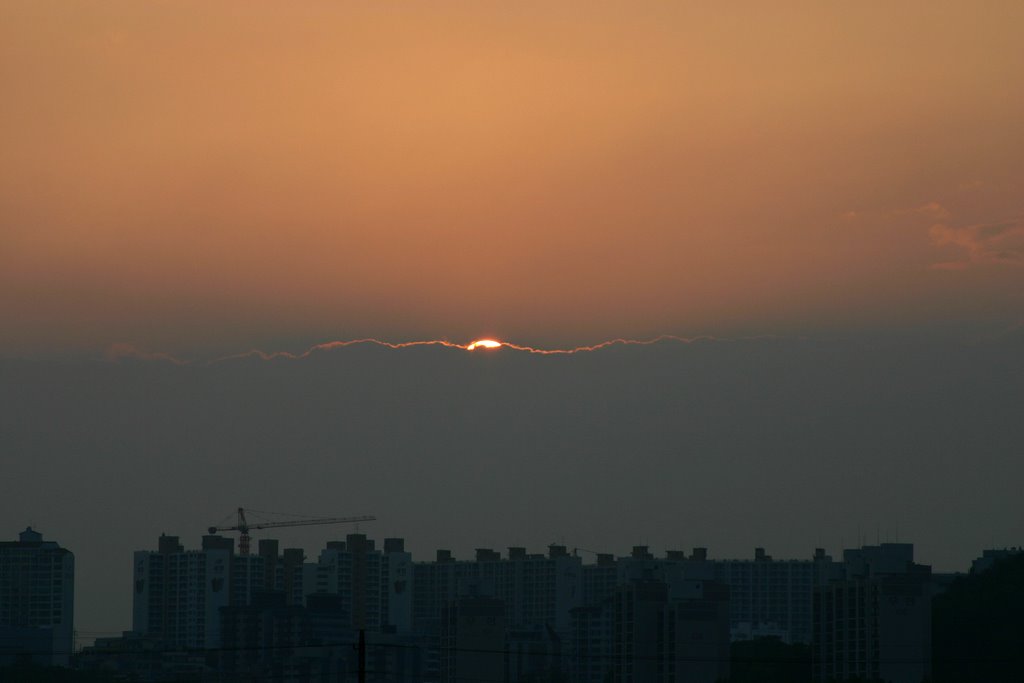 본 이미지는 블로그 내용과 직접적인 연관이 없습니다. 사진: Robert at Picasa, CC BY 3.0, Wikimedia Commons (https://commons.wikimedia.org/wiki/File:Korea-Andong-Apartment_blocks_at_dawn-01.jpg)