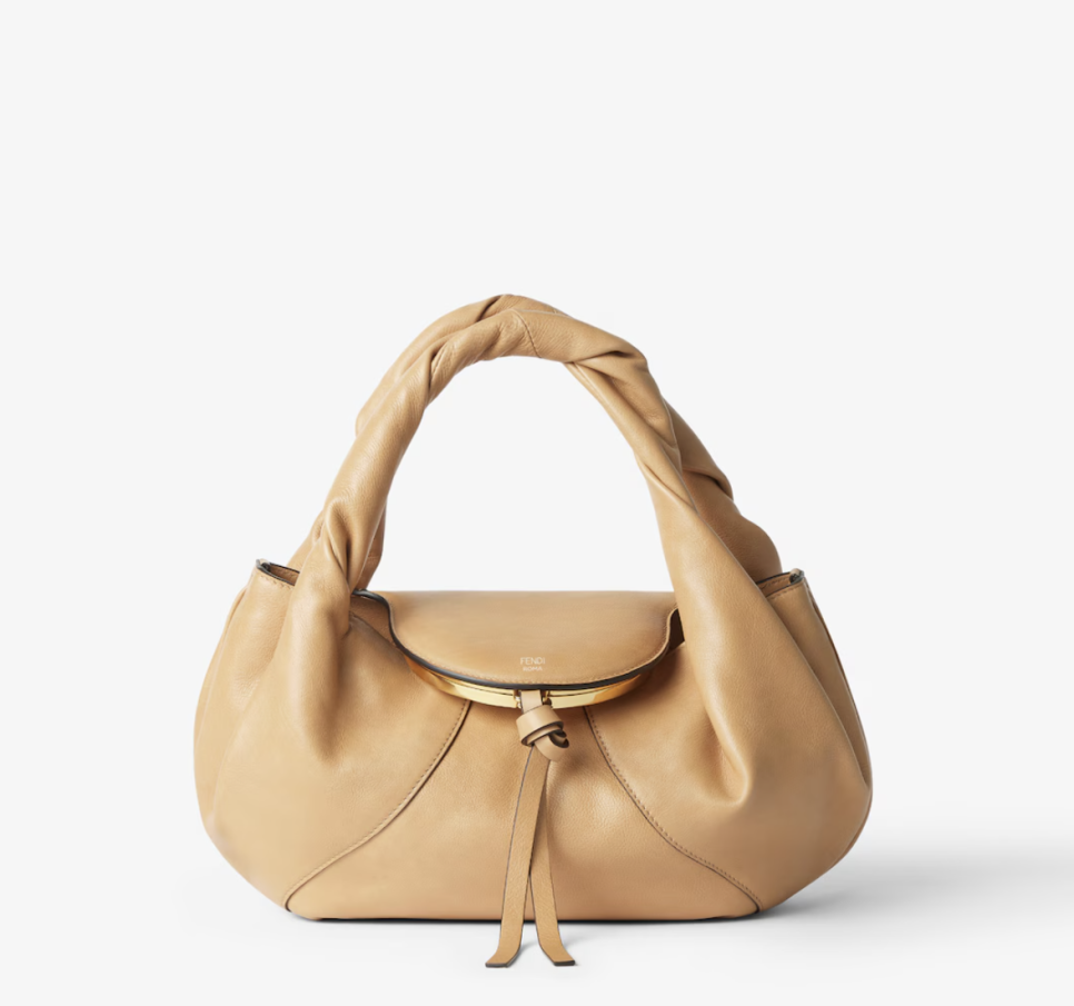 송혜교, 펜디 신상 스파이백으로 완성한 테토녀 스타일