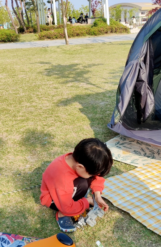 텐트에서 놀고있는 쿠웅이
