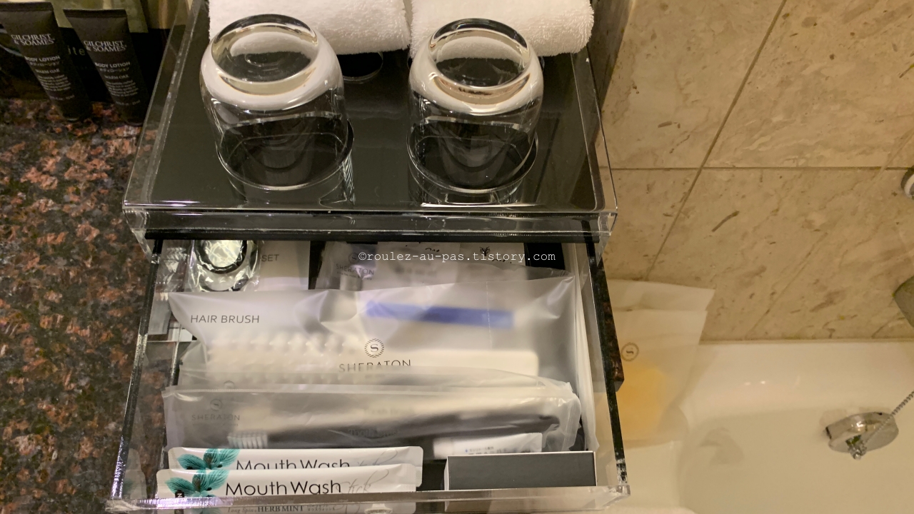 JAPAN-HOTEL-KOBE BAY SHERATON-DELUXE ROOM-BATHROOM SUPPLIES