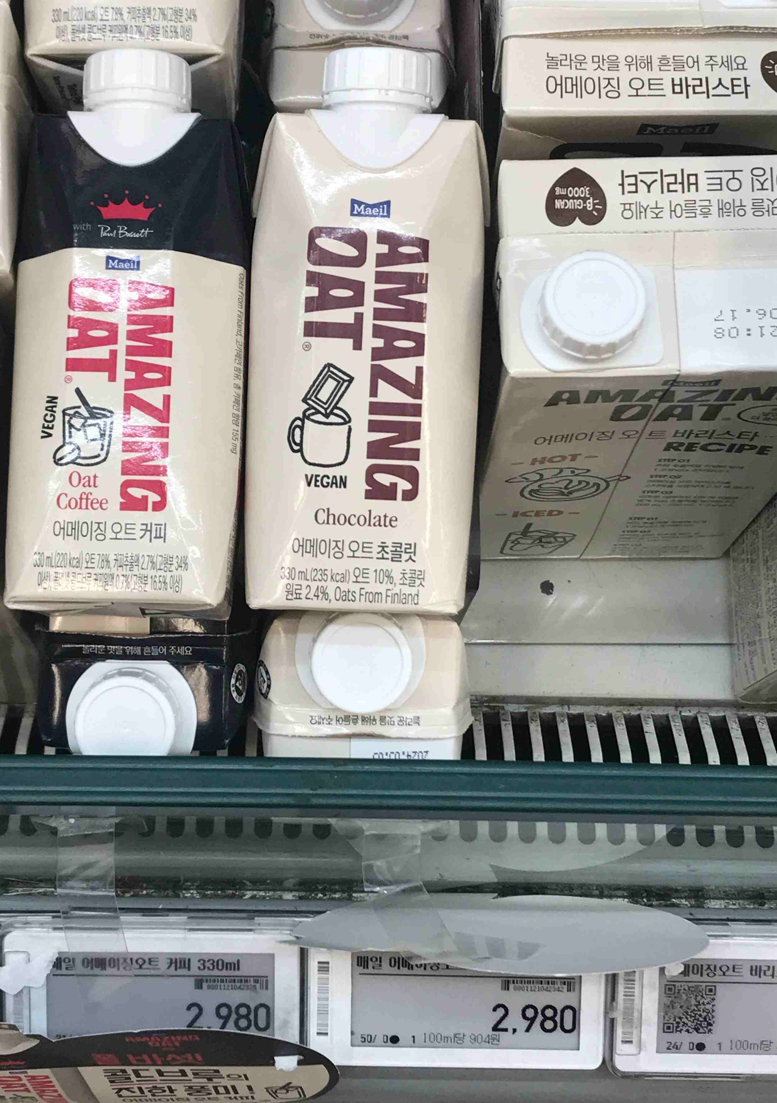 어메이징오트 초콜릿 음료가 마트에 진열된 모습