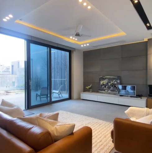 거실이 넓어서 많은 가족이 함께 않아서 대화가 가능한 공간을 갖고 있다.