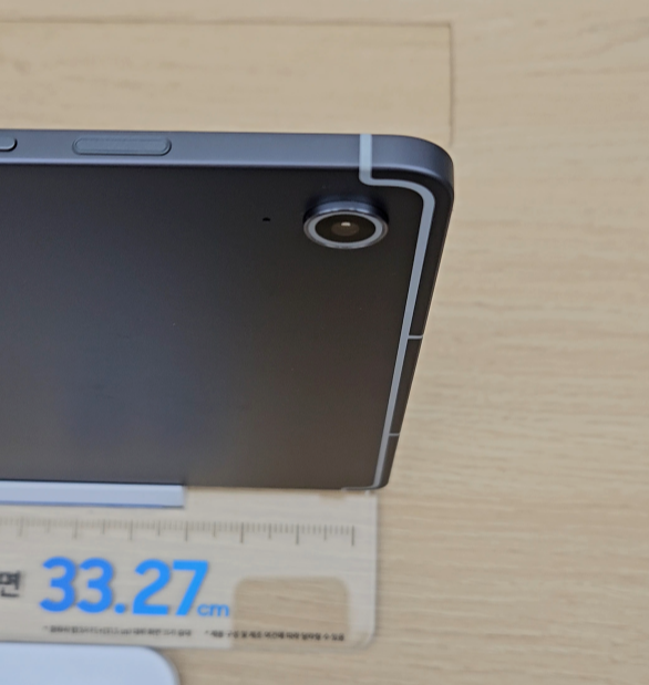 갤럭시탭 S10 FE+ 후면 카메라의 외관 디자인