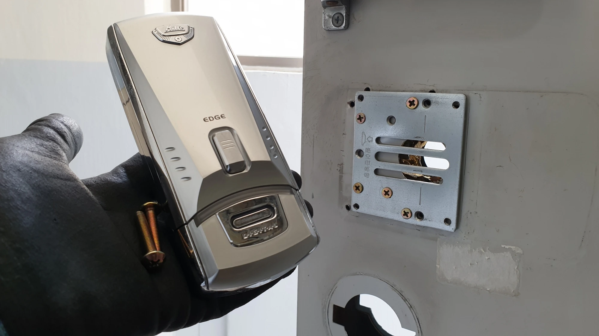 도어락 키패드 뗀 모습