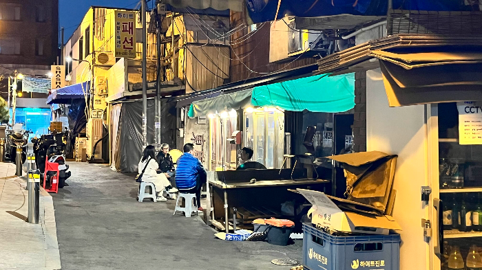 동묘집. 사람들 앉아서 기다리는 중 이에요.