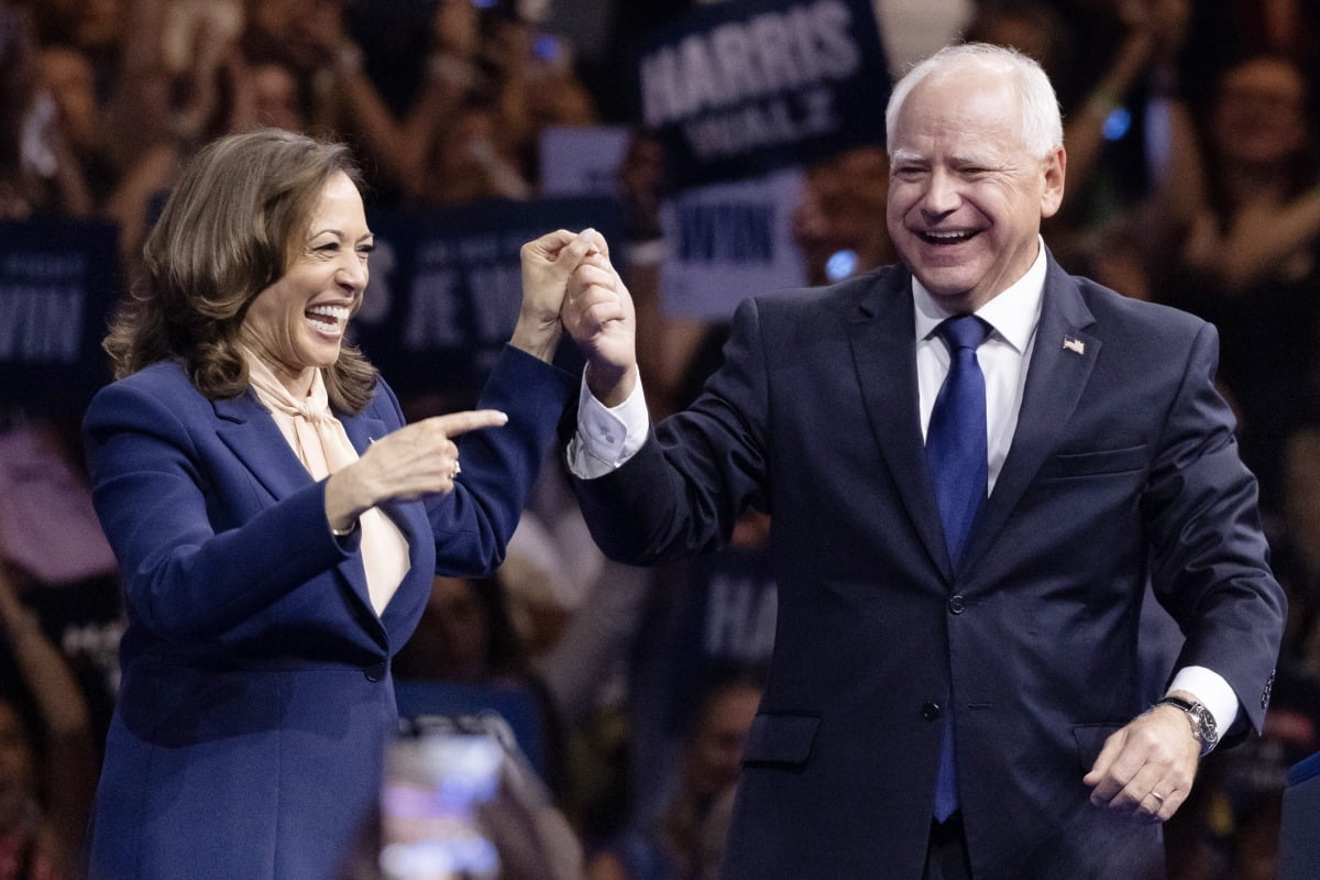 미국 민주당 부통령 후보로 지명된 팀 월즈 미네소타 주지사가 8월 6일(현지 시간) 펜실베이니아주 필라델피아에서 열린 카멀라 해리스 부통령의 대선 유세장에서 손을 맞잡고 있다.