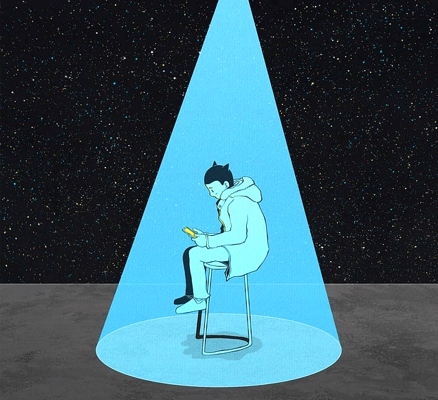 하얀 별들이 가득한 깜깜한 밤하늘 아래 하늘색 조명 빛을 받는 젊은 남자가 의자에 앉아 책을 본다.