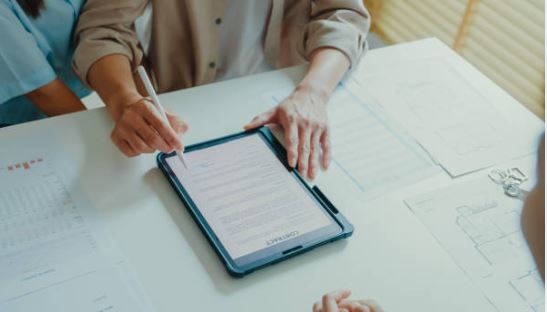 서류에 서명하는 사진