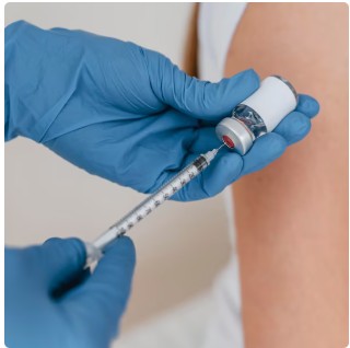 허셉틴 주사를 허벅지에 맞으려고 준비 중인 환자의 이미지