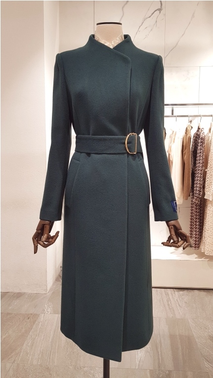 모조에스핀 캐시미어 혼방 노카라 벨티드코트 J204MSG419