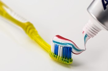 아침 입냄새 심한 이유와 해결법|잠에서 깼을 때 입 냄새 없애는 꿀팁