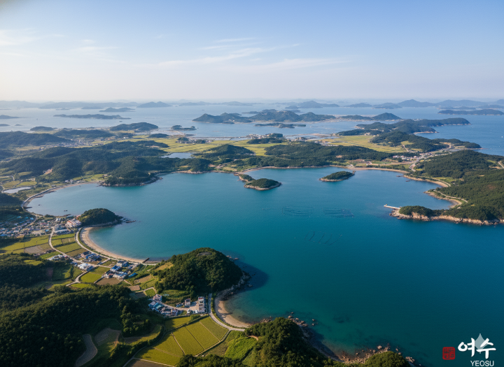 여수의 아름다운 해안선과 섬들의 전경