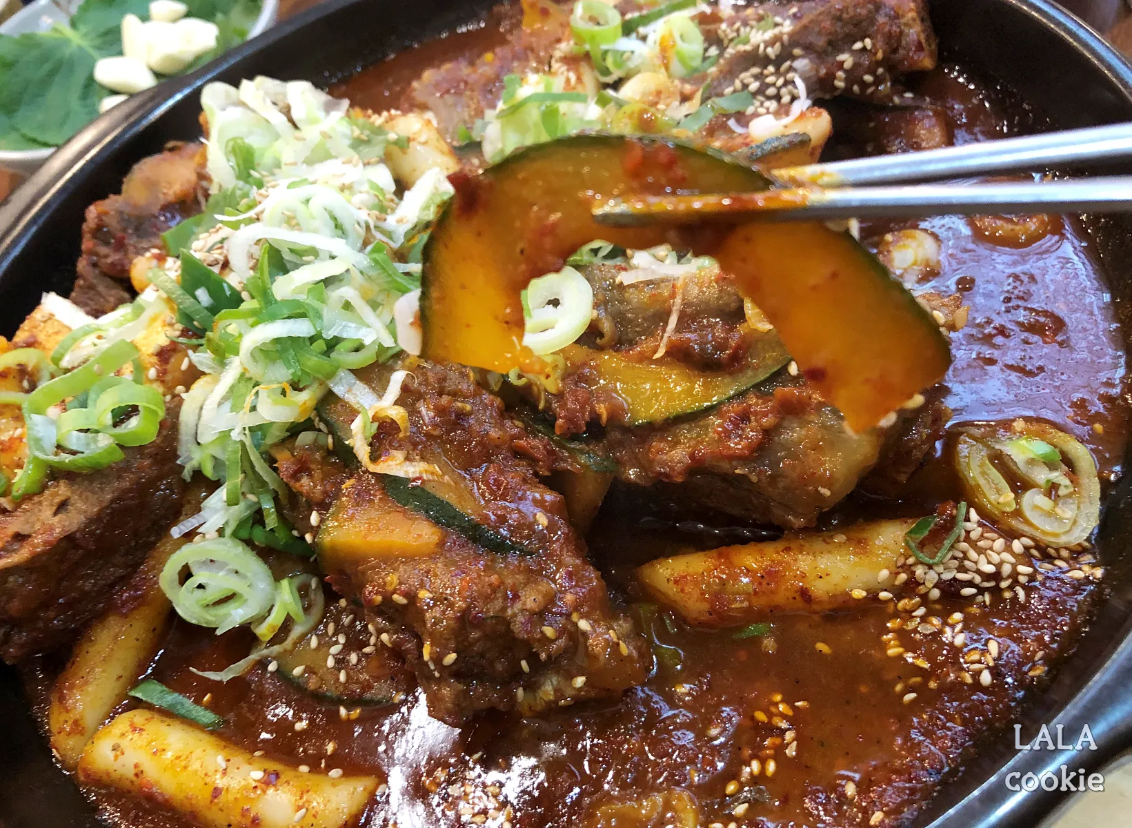 창원-마산합포구-댓거리-맛집-시현면옥-단호박을-젓가락으로-집은-모습