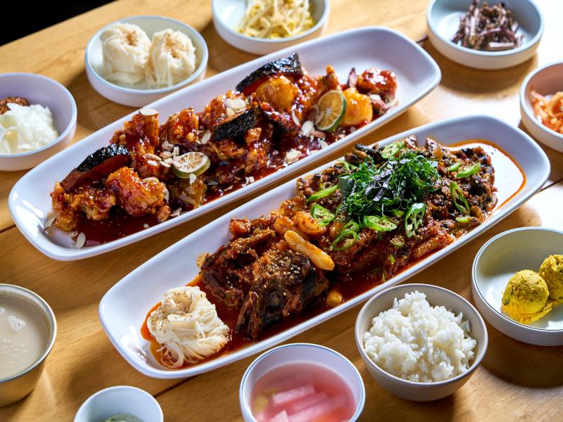 코다리찜과 코다리강정이 상에 놓인 모습