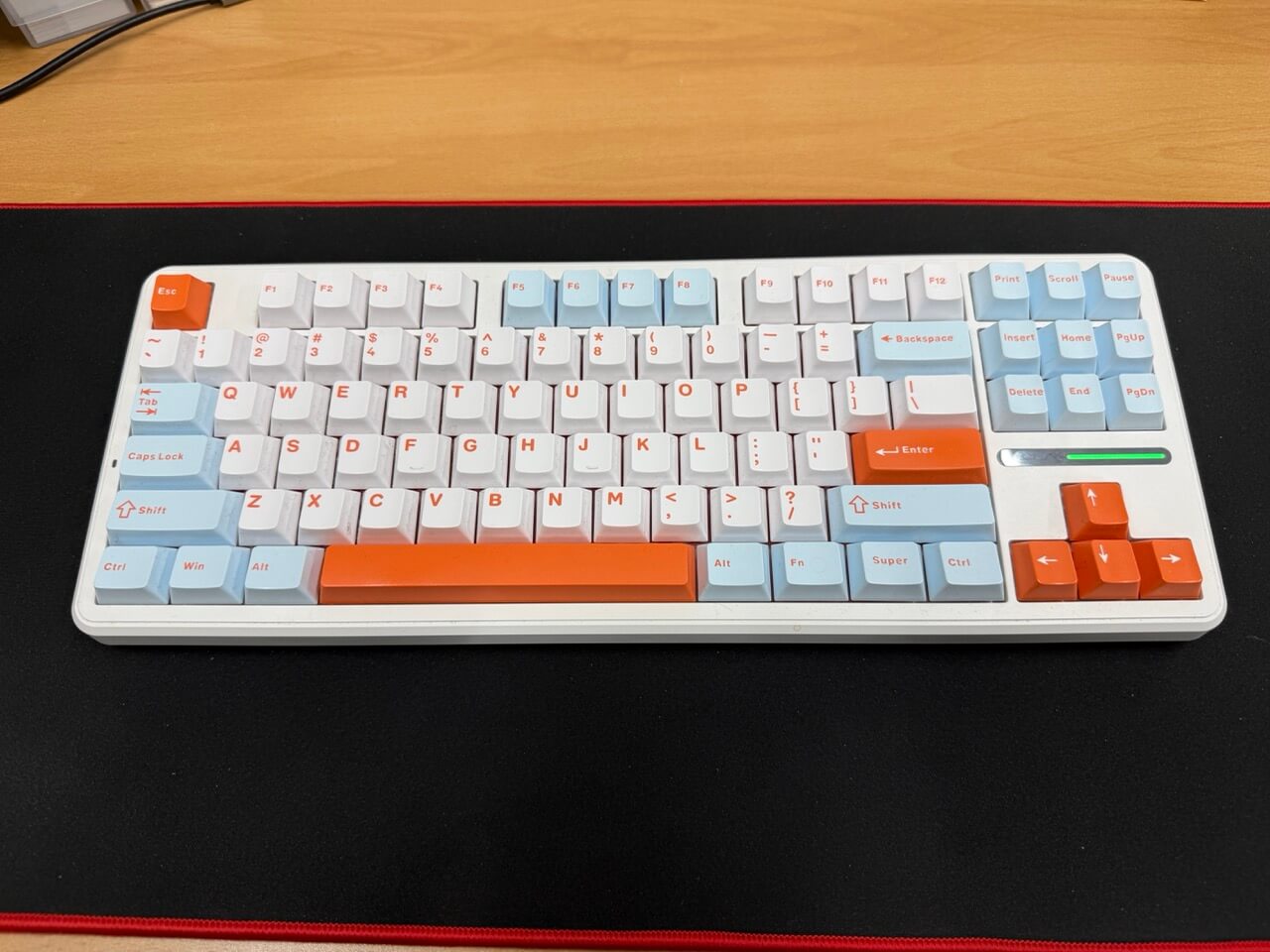 사무실 책상에서 2년 넘게 쓰고 있는 독거미 F87 Pro